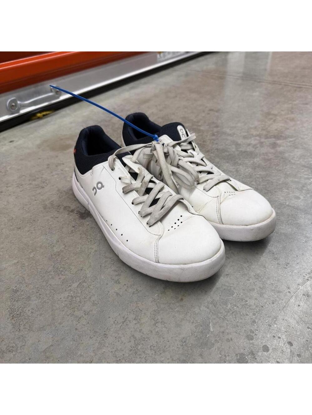 on cloud on the roger advantage white and navy casual gym shoes size 12 MENS